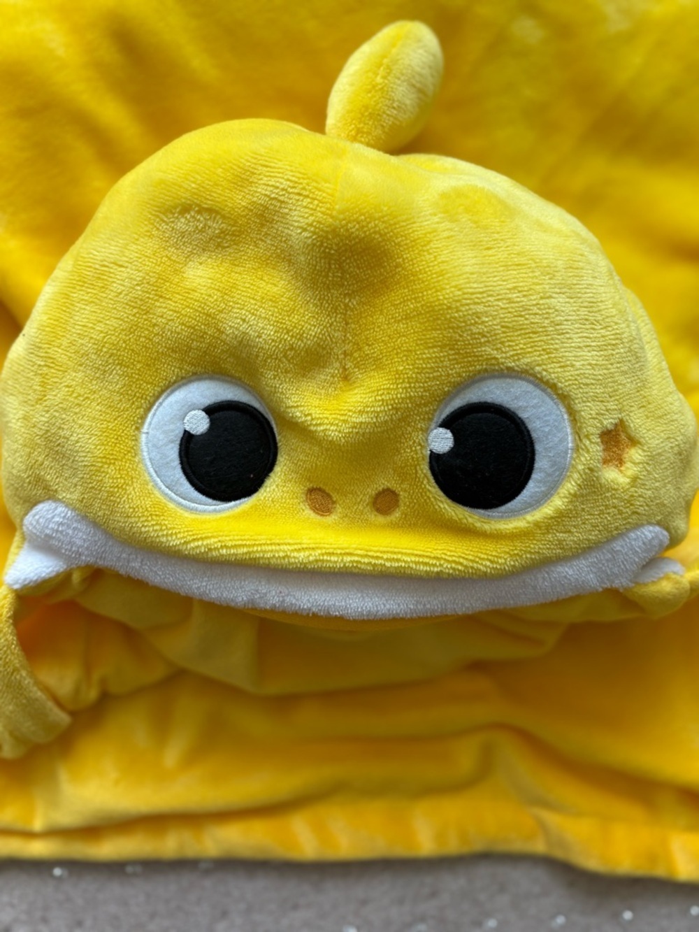 Baby Shark Yellow Hooded Blanket Cape Kids Plush Wrap NWT - Picture 2 of 4